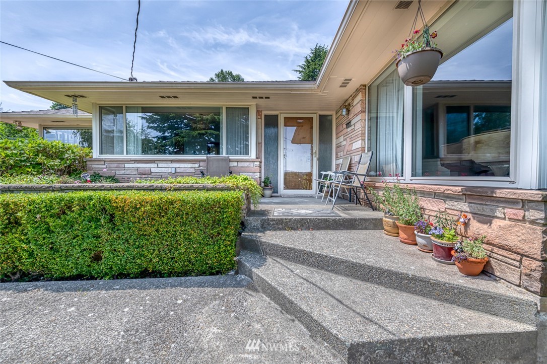5534 South Upland Road Seattle, WA 98118 - Photo 4 of 25