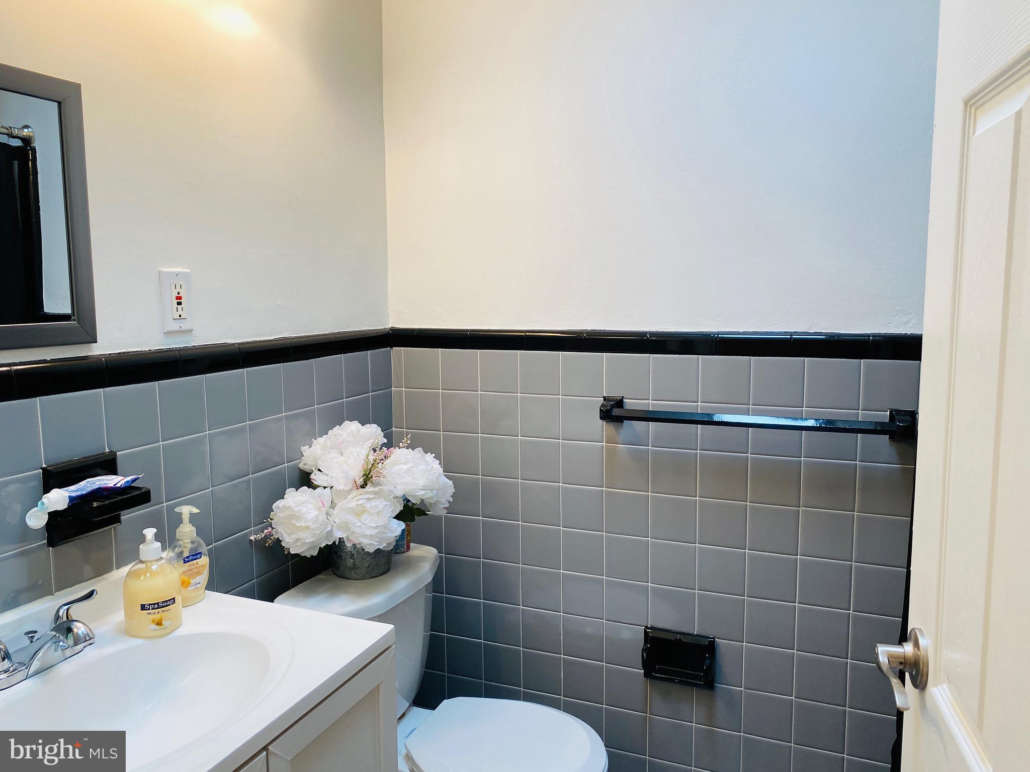 578 Wanamaker Road Jenkintown, PA 19046 - Photo 19 of 42 Hall Bathroom