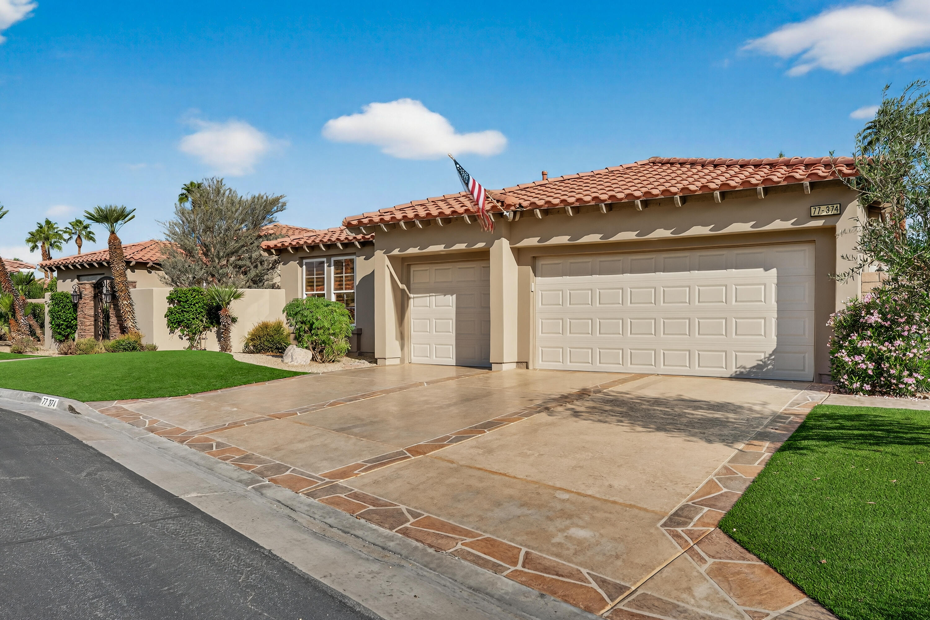 77374 Box Ridge Place Indian Wells, CA 92210 - Photo 4 of 50 Driveway
