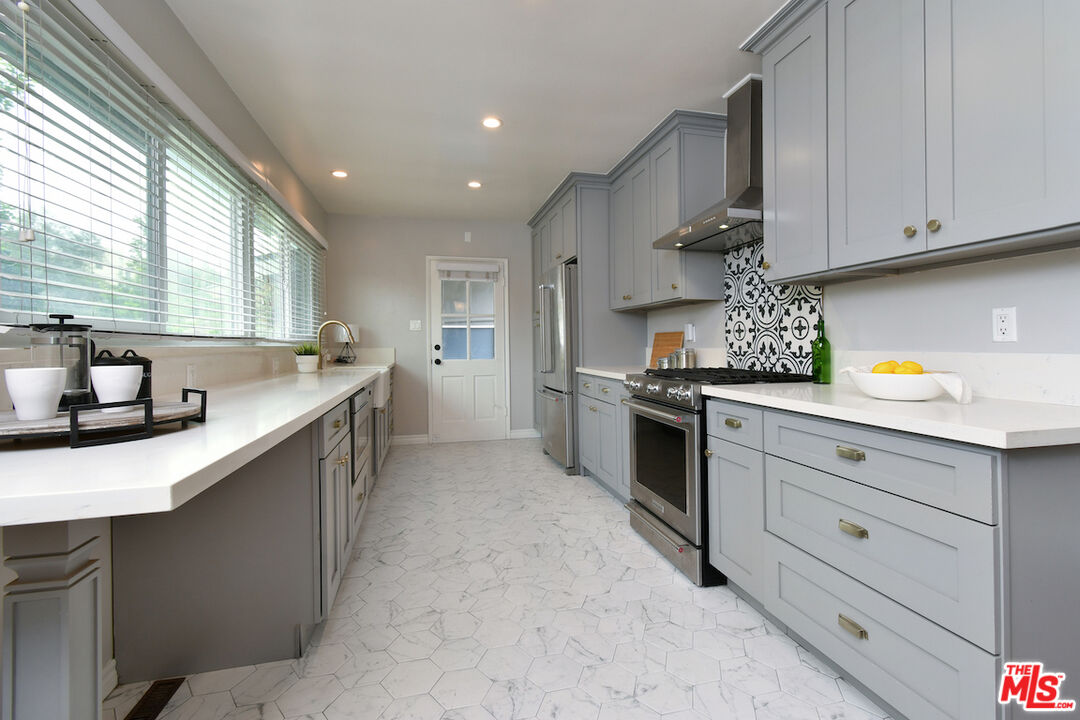 7014 Ramsgate Avenue Los Angeles, CA 90045 - Photo 13 of 41