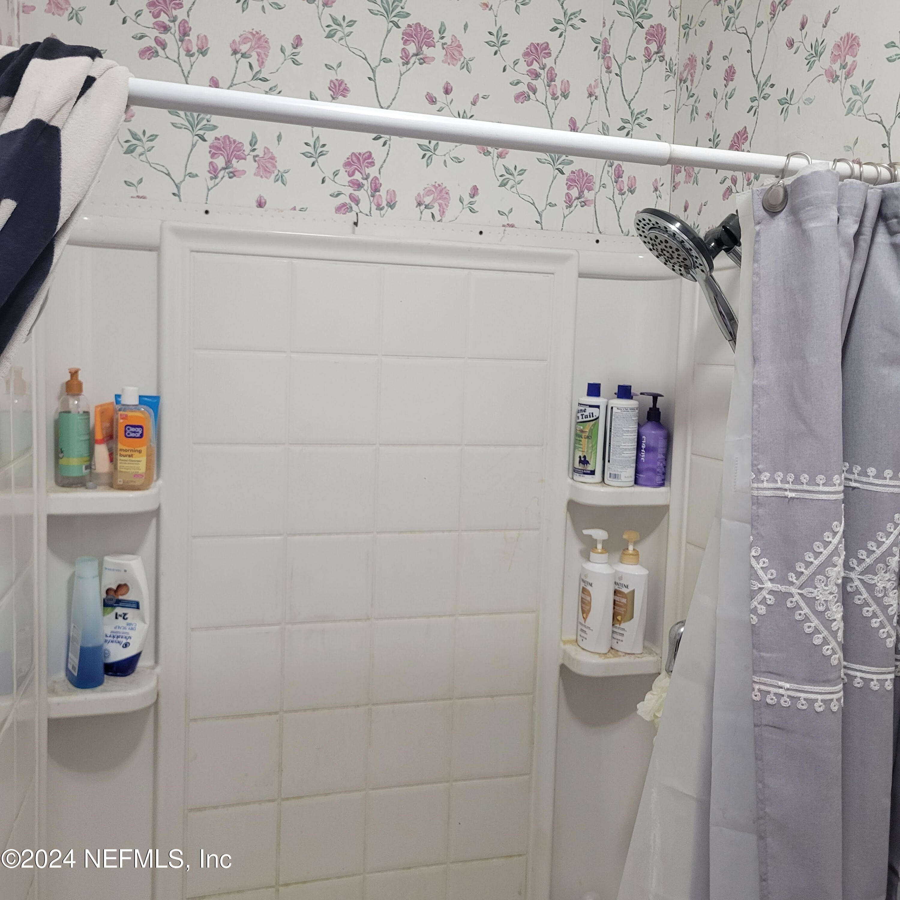 7616 Townsend Road Jacksonville, FL 32244 - Photo 32 of 38 a bathroom with a bathtub and shower