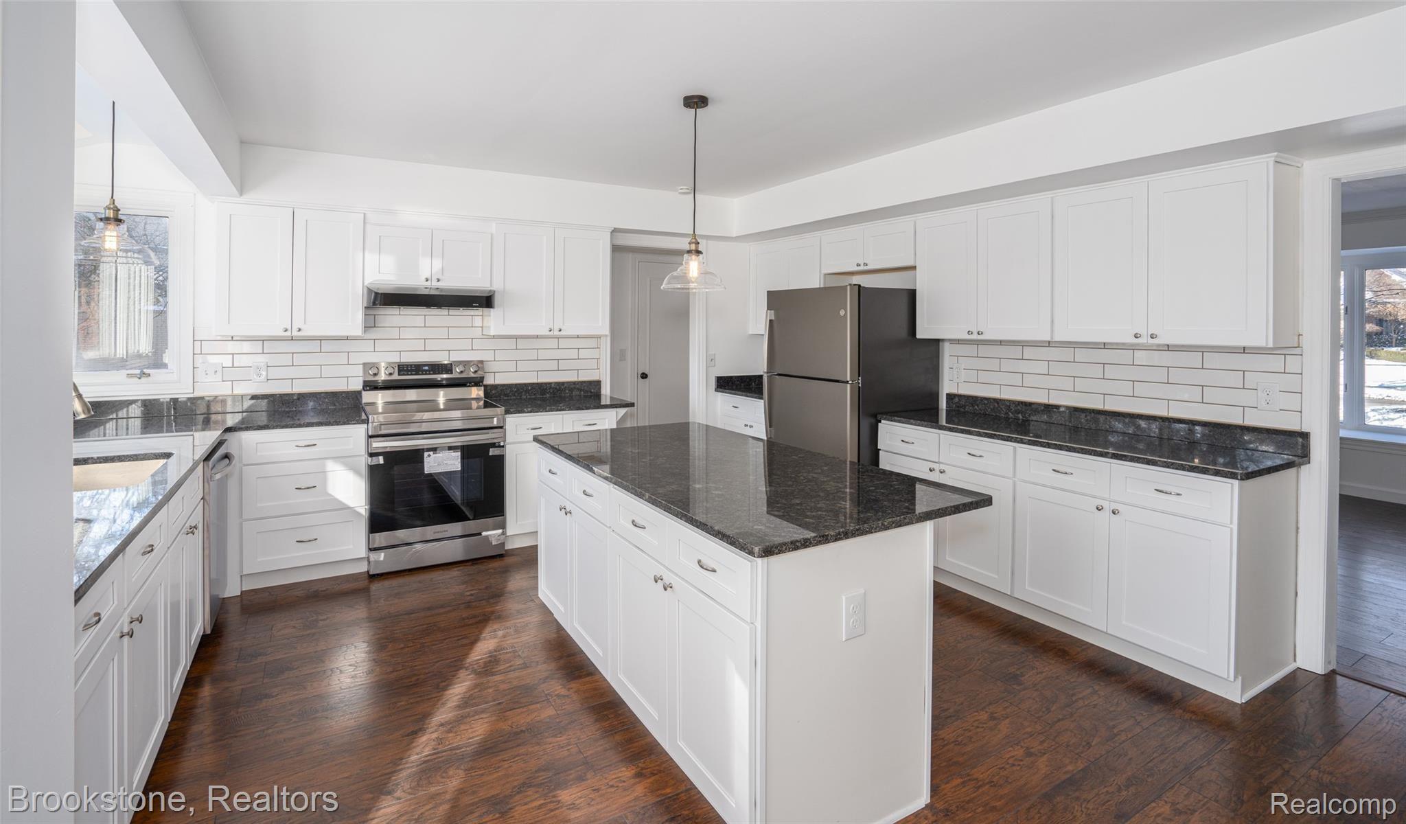 1039 Stony Pointe Boulevard Rochester, MI 48307 - Photo 17 of 61 1039 Stony Pointe Blvd Rochester-7.jpg