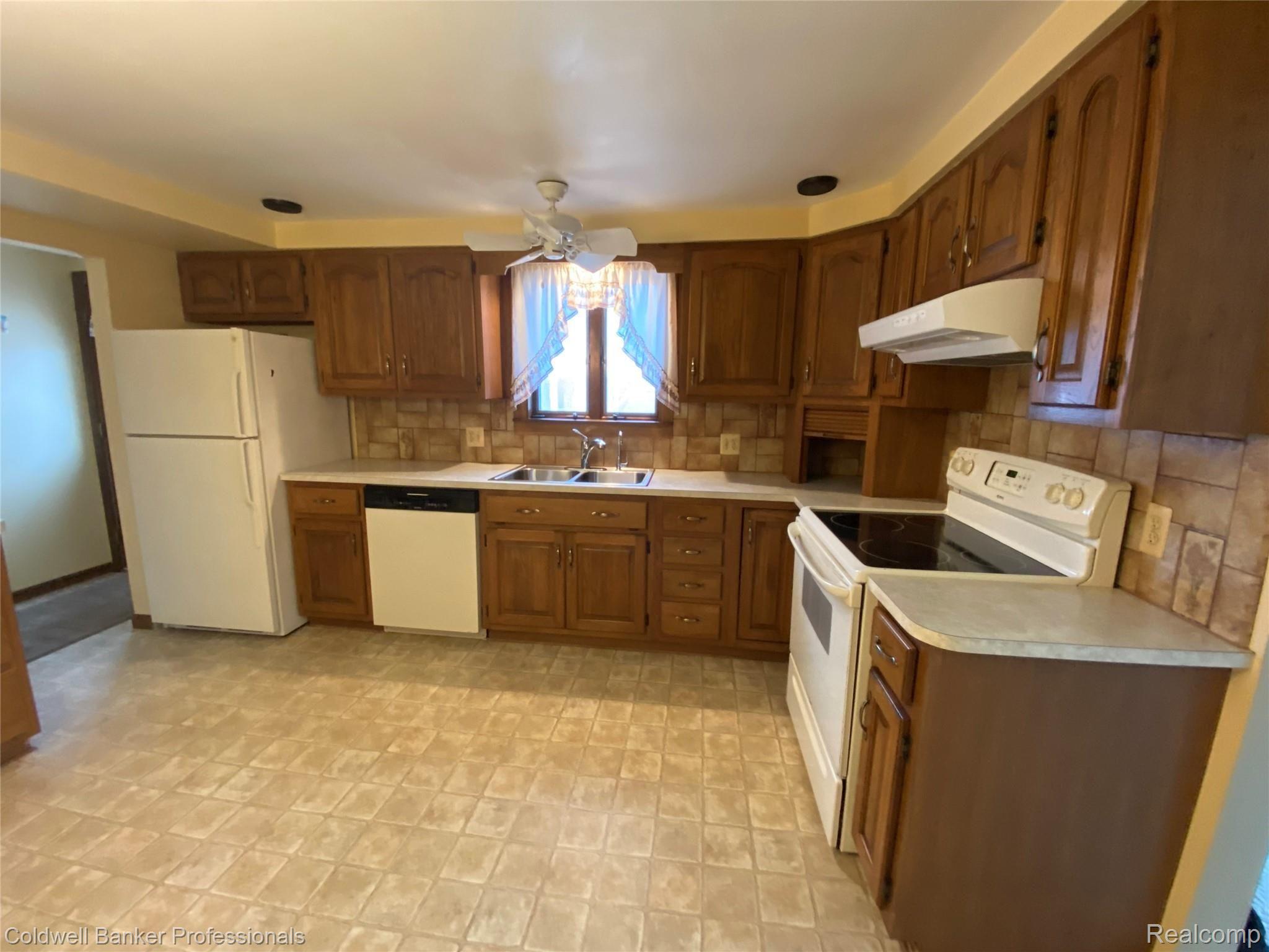 2329 Bowers Road Lapeer, MI 48446 - Photo 13 of 25 38D15527-48E3-4E39-9882-7829C574B251.jpeg