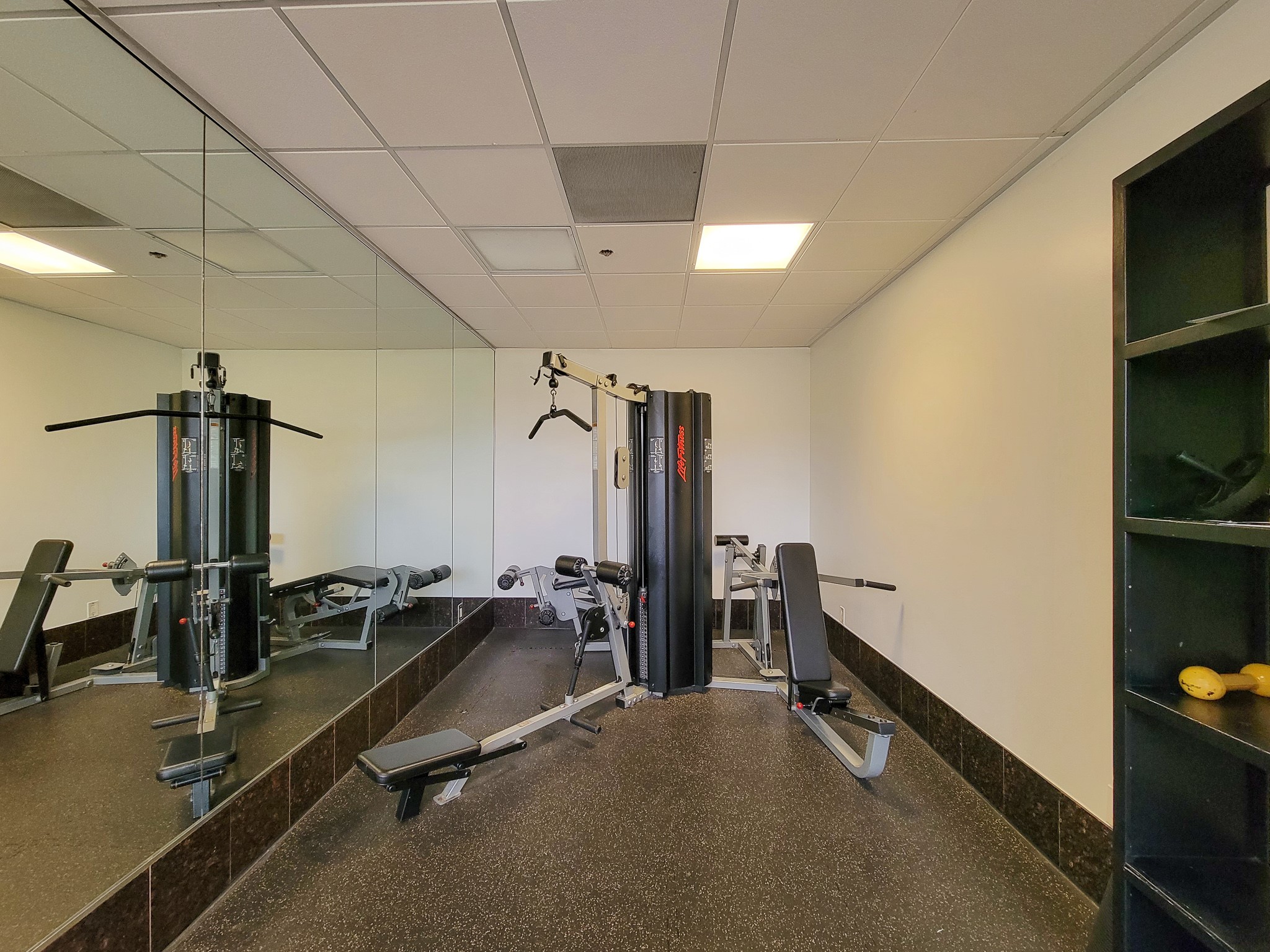 3525 Sage Road, Unit 1605 Houston, TX 77056 - Photo 33 of 33 a view of a room with gym equipment