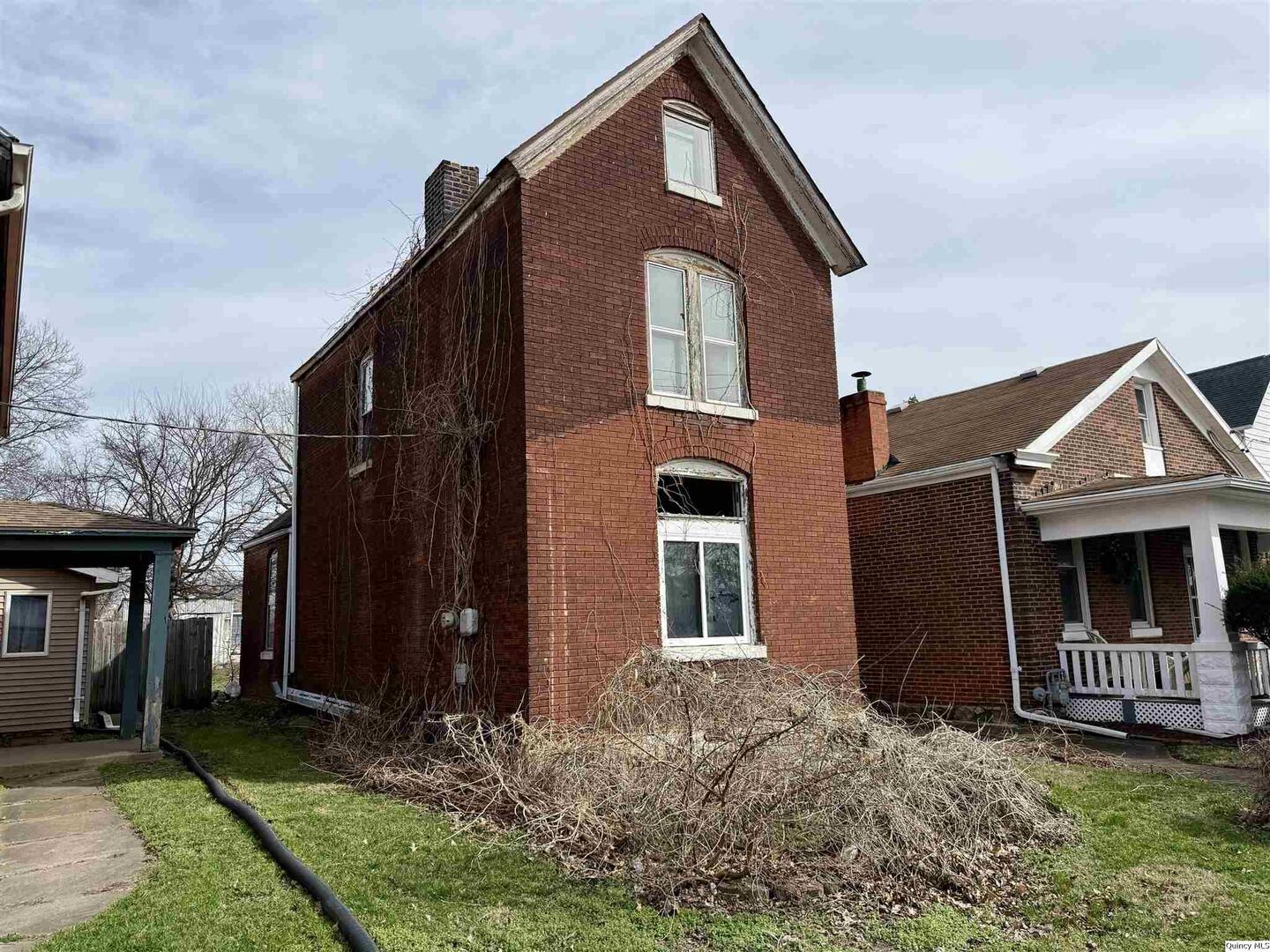822 North 12th Street Quincy, IL 62301 - Photo 1 of 12 a front view of a house with a yard