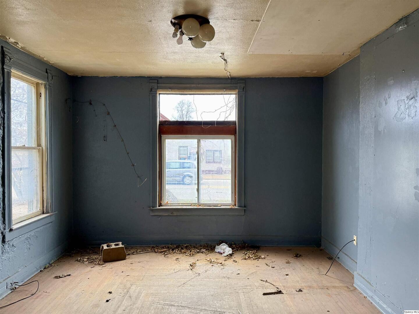 822 North 12th Street Quincy, IL 62301 - Photo 2 of 12 a view of an empty room with a window