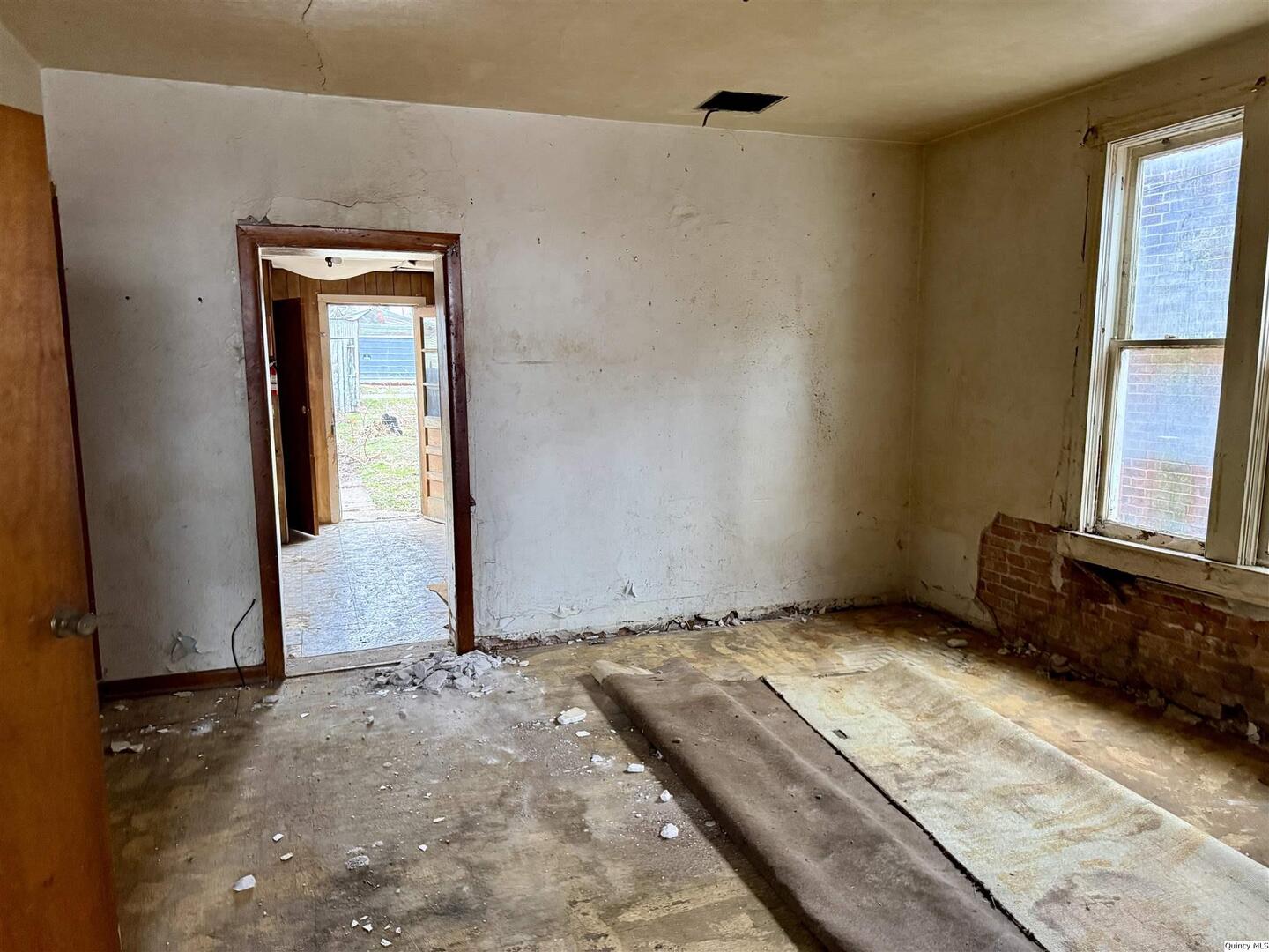 822 North 12th Street Quincy, IL 62301 - Photo 3 of 12 a view of an empty room