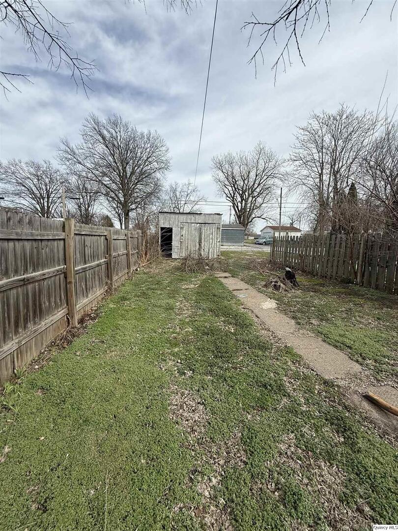 822 North 12th Street Quincy, IL 62301 - Photo 9 of 12 a view of a yard with wooden fence