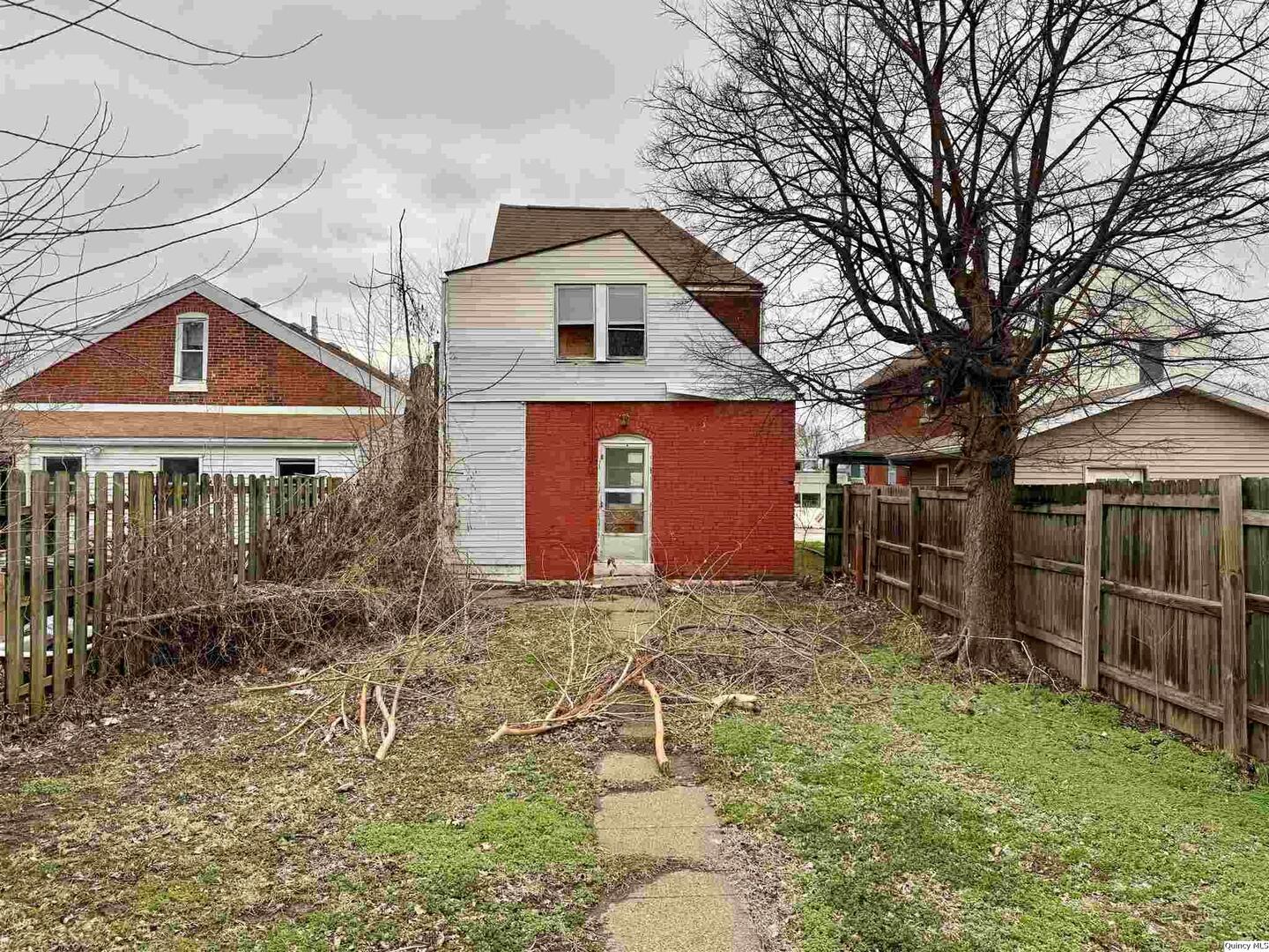 822 North 12th Street Quincy, IL 62301 - Photo 10 of 12 a front view of a house with yard