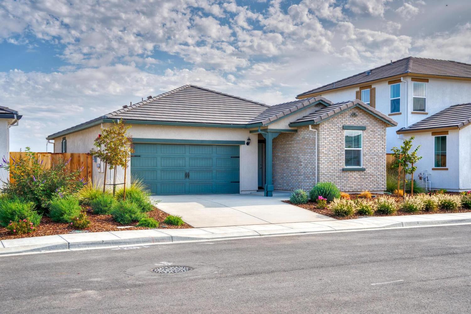 812 Chatham Lane Patterson, CA 95363 - Photo 2 of 16 front view of a house