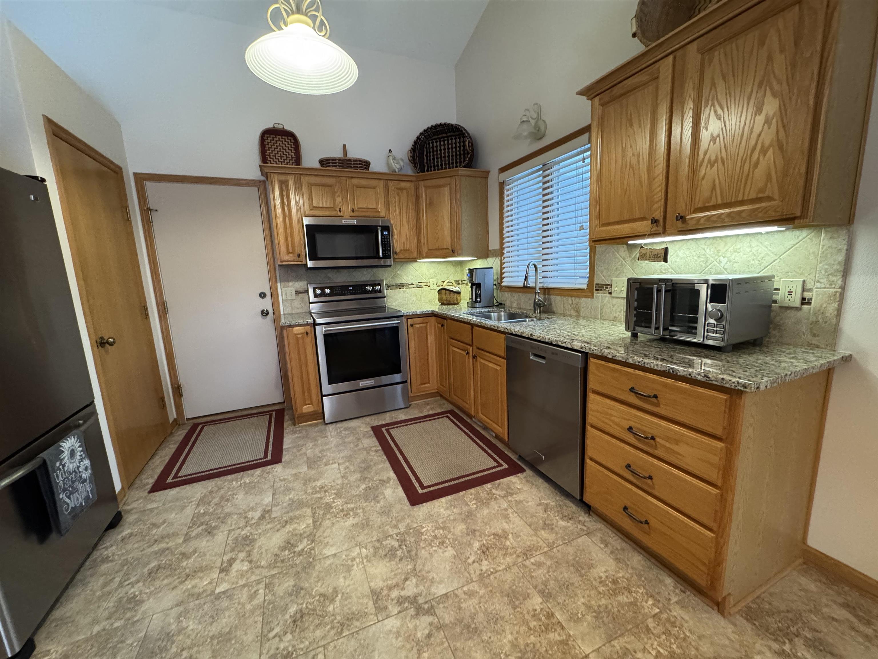 2070 Cobblestone Court Beloit, WI 53511 - Photo 14 of 33