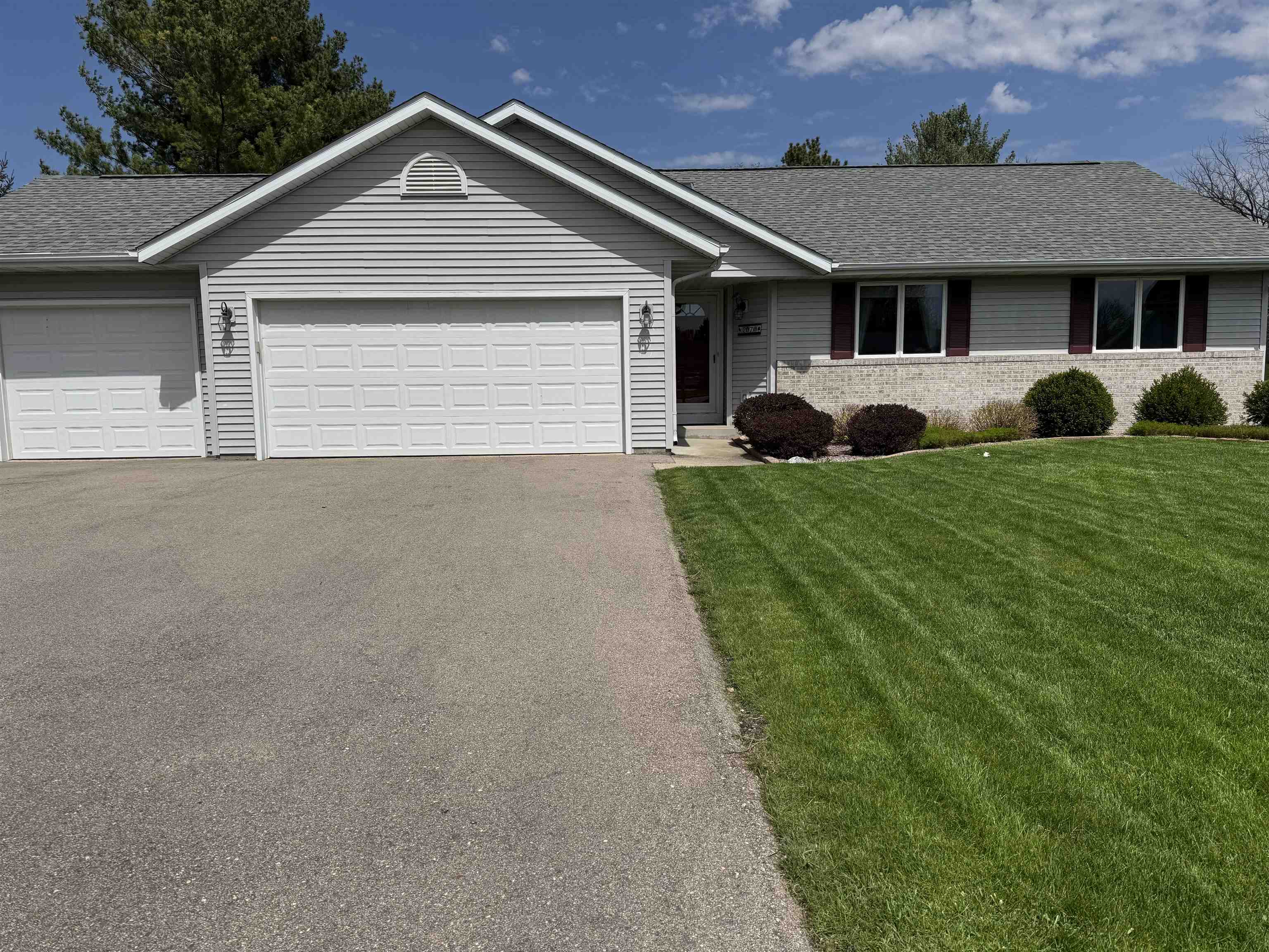 2070 Cobblestone Court Beloit, WI 53511 - Photo 3 of 34