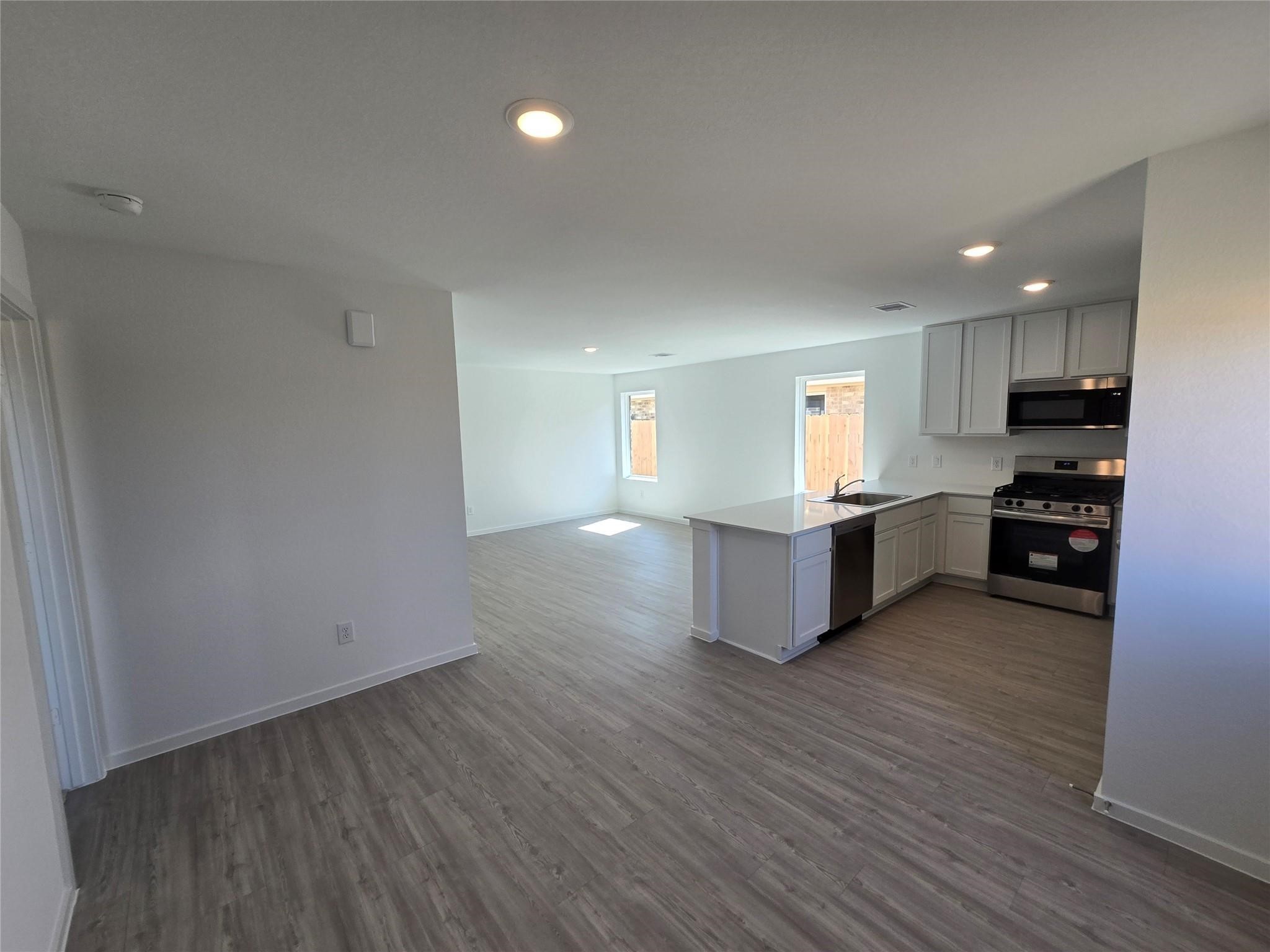 410 Hatton Court Conroe, TX 77303 - Photo 5 of 12 Photos are representative of the floor plan, not the actual home.