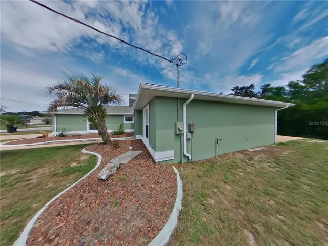 a view of a house with a yard