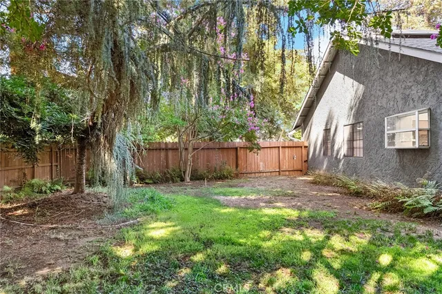 a view of a backyard