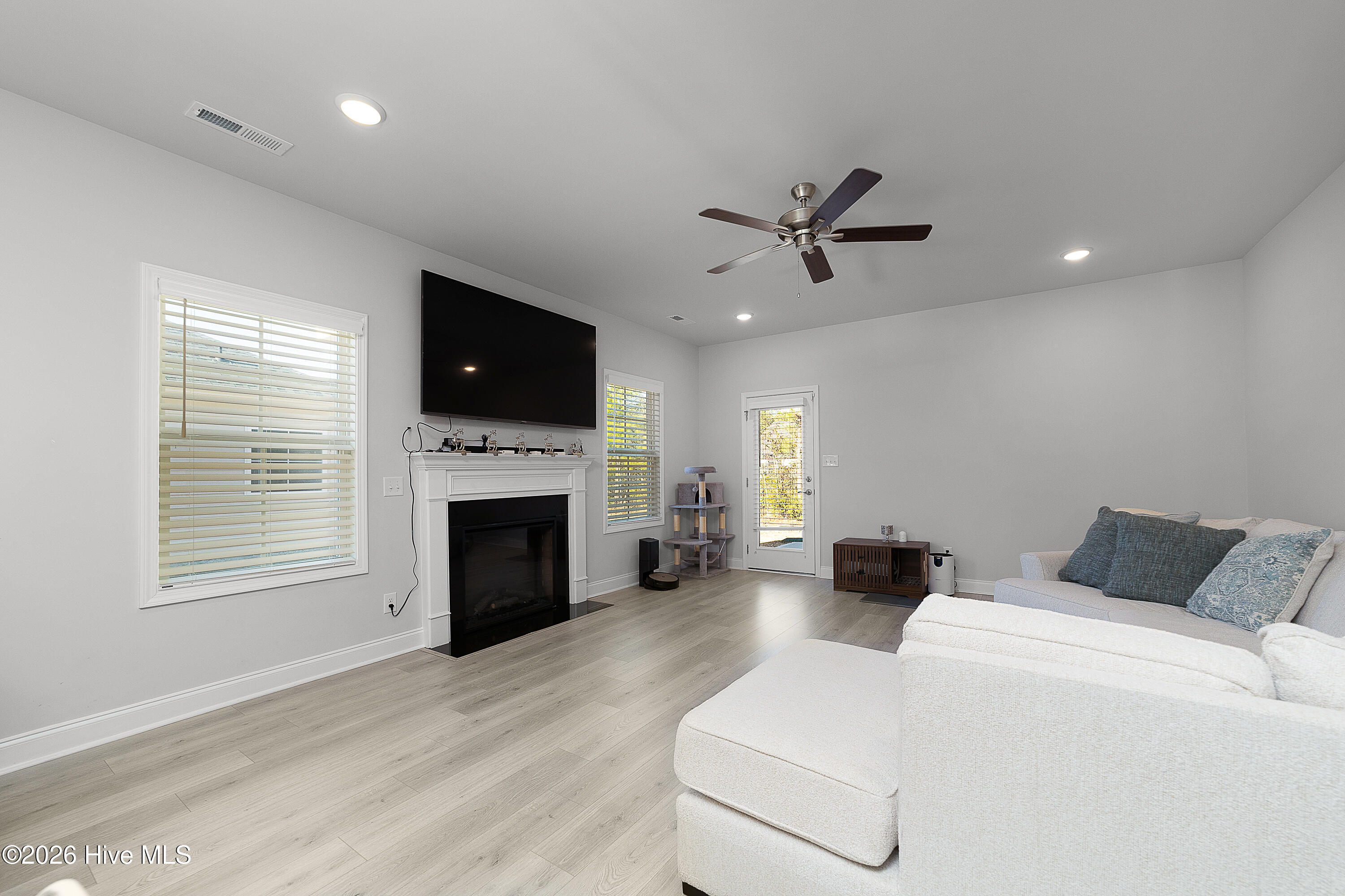 1011 Hot Rod Road New Bern, NC 28562 - Photo 4 of 25 Living Room