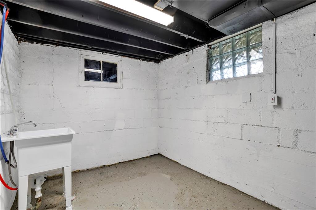 1430 Ridge Avenue Coraopolis, PA 15108 - Photo 30 of 32 a bathroom with a sink and a mirror