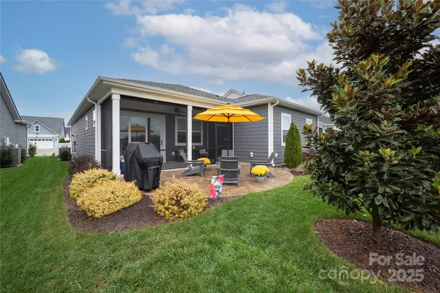 a view of a house with backyard and porch