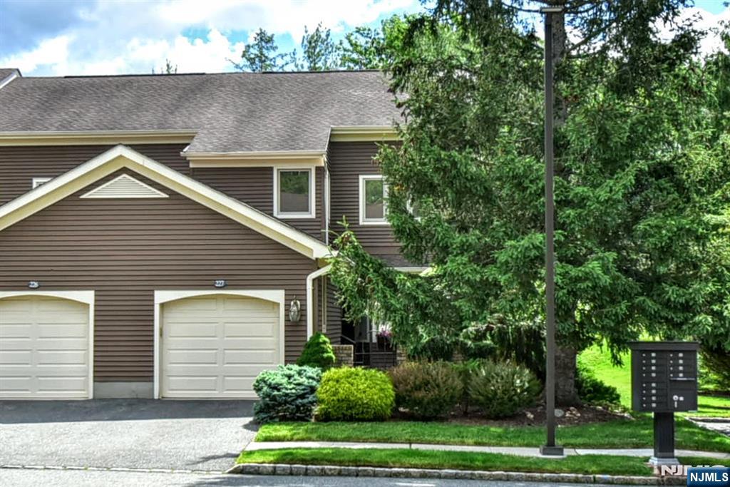 227 Westervelt Lane Mahwah, NJ 07430 - Photo 4 of 48