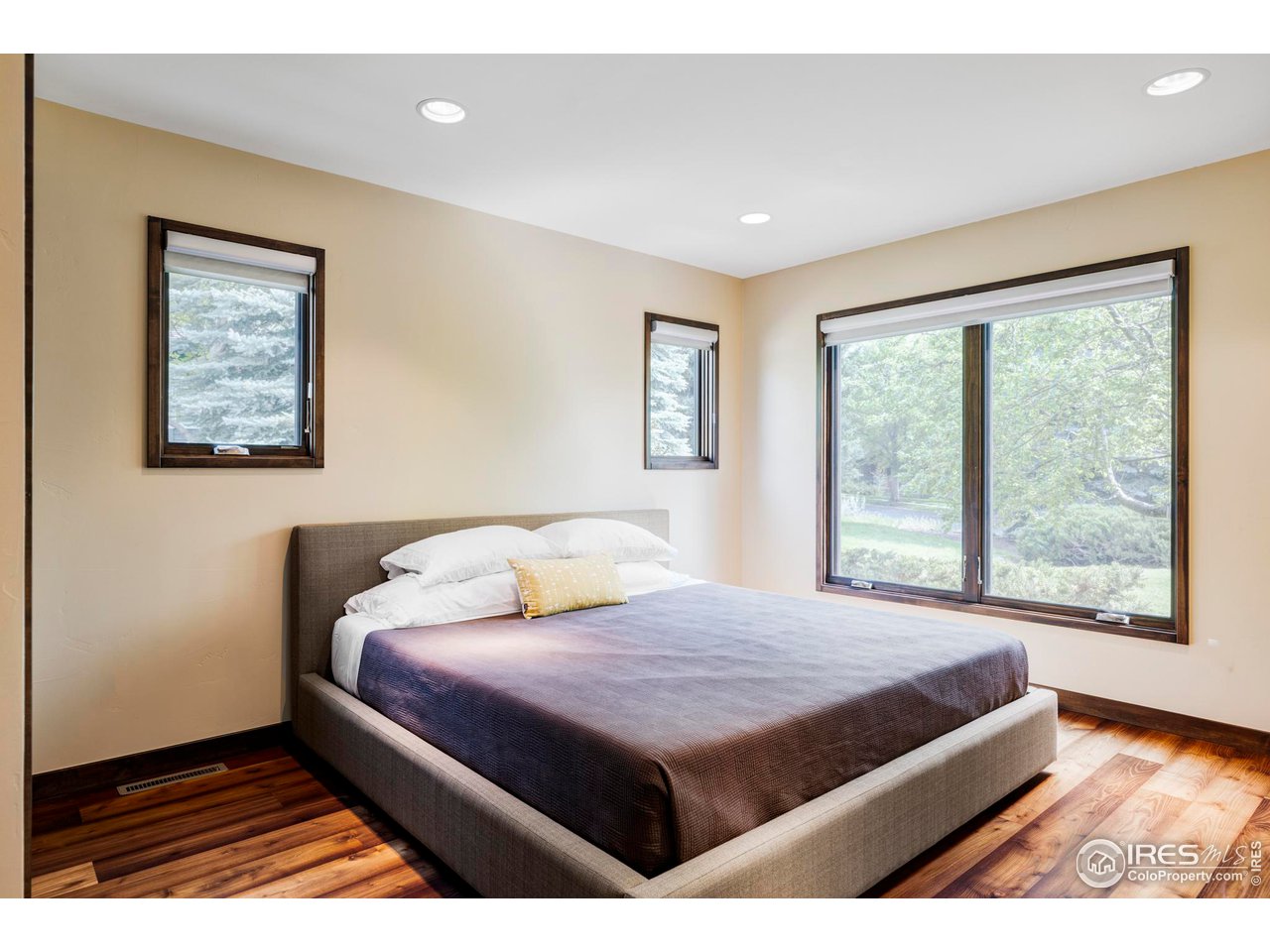 3750 Spring Valley Road Boulder, CO 80304 - Photo 22 of 39 a bedroom with a large bed and a window