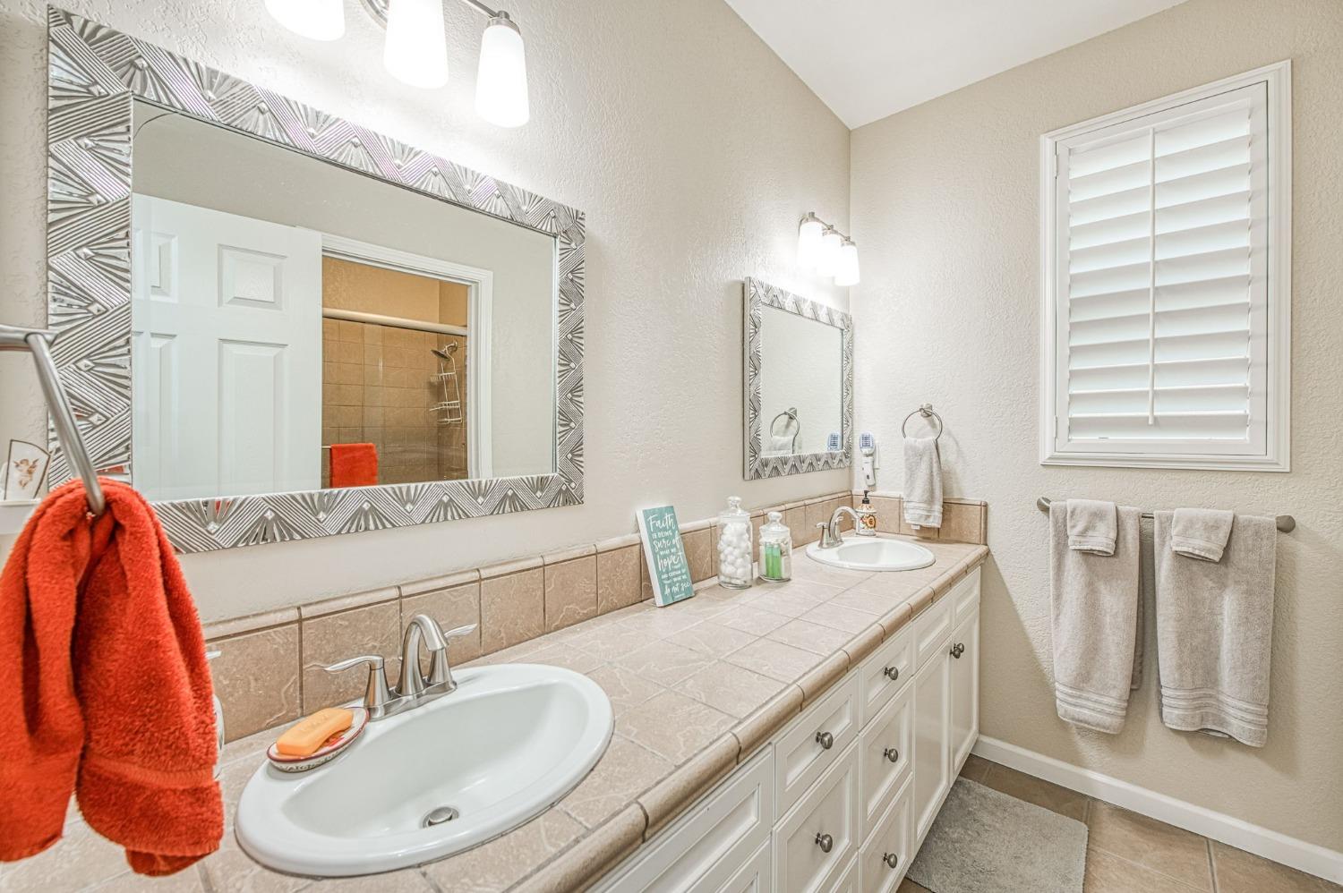 4626 North Arrow Ridge Way Clovis, CA 93619 - Photo 36 of 79 Upstairs bathroom