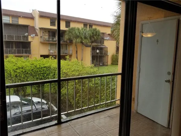$2,300 | 430 Commodore Drive, Unit 210, Plantation, FL 33325