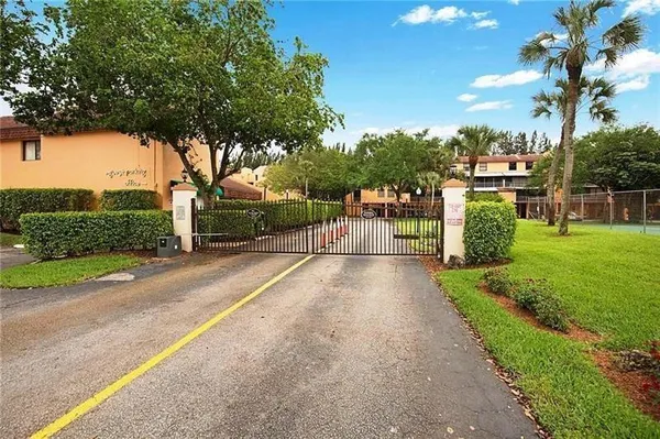 $2,300 | 430 Commodore Drive, Unit 210, Plantation, FL 33325