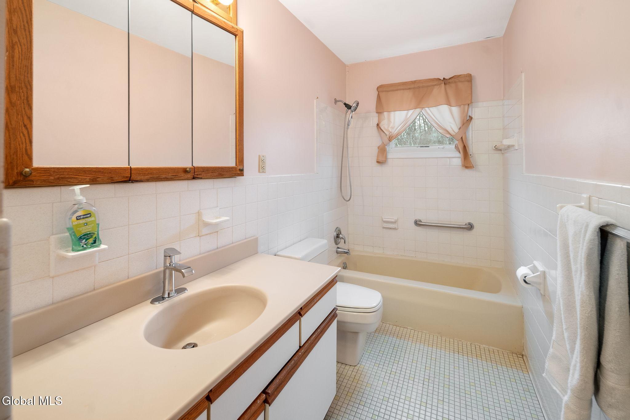 77 Bridle Path Colonie, NY 12205 - Photo 20 of 37 24