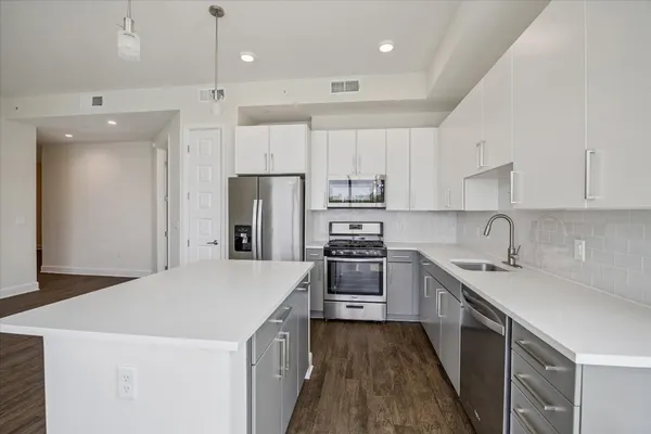 $4,537 | 2000 Hughes Landing Boulevard, Unit 111, The Woodlands, TX 77380