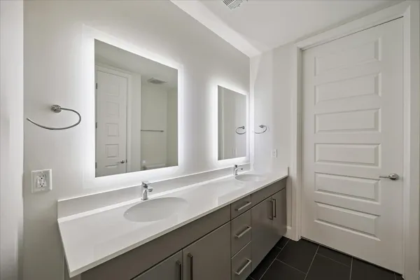 $4,537 | 2000 Hughes Landing Boulevard, Unit 111, The Woodlands, TX 77380