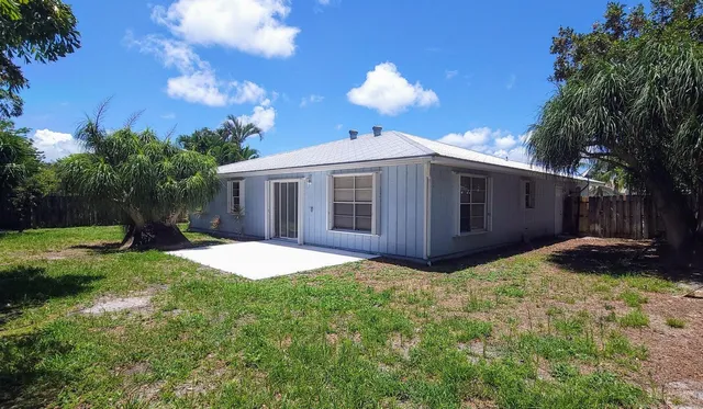 a view of a house with yard and tree s