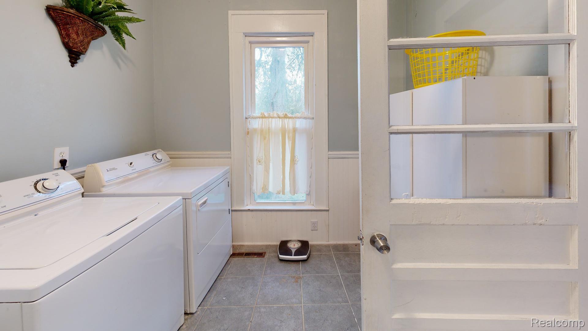 5224 North Seymour Road Flushing, MI 48433 - Photo 14 of 37 First floor Laundry Room