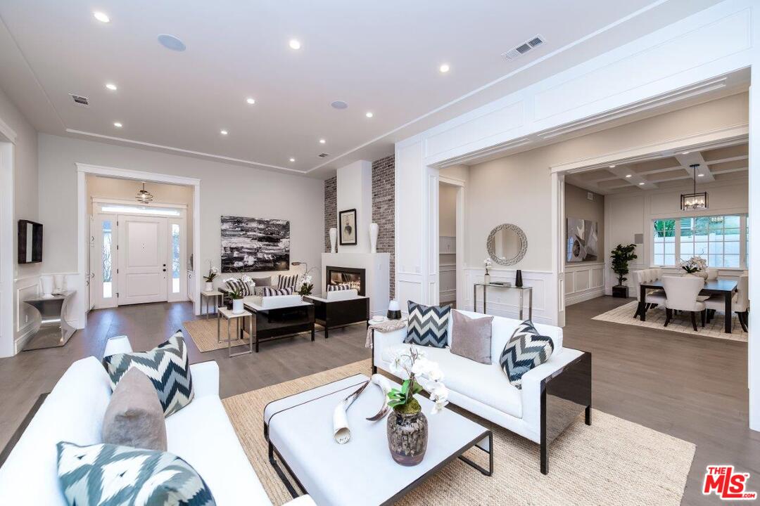 16760 Bajio Road Encino, CA 91436 - Photo 10 of 40 Gallery Image 10