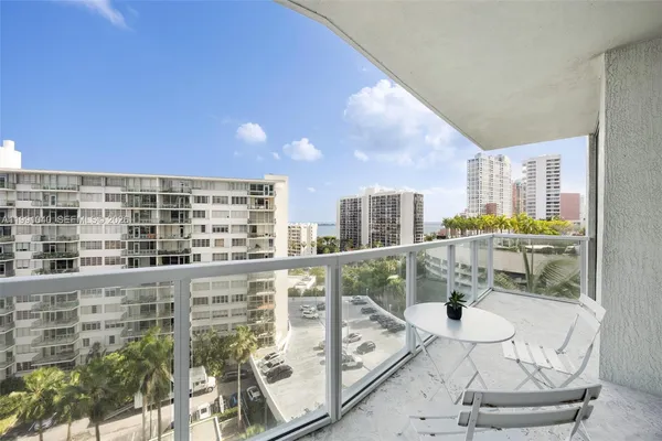 $3,400 | 218 Southeast 14th Street, Unit 1007, Miami, FL 33131
