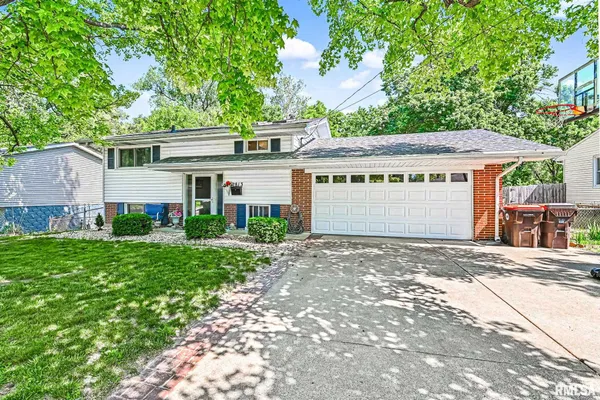 $179,900 | 2813 West Scenic Drive, Peoria, IL 61615