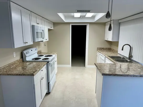 $1,820 | 4009 West Navajo Drive, Phoenix, AZ 85051