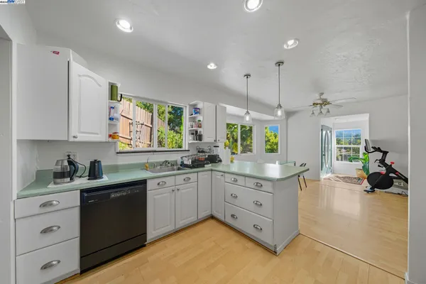 $1,498,000 | 17 Prospect Drive, San Rafael, CA 94901