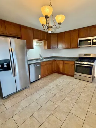 $3,600 | 1814 Holly Avenue, Darien, IL 60561