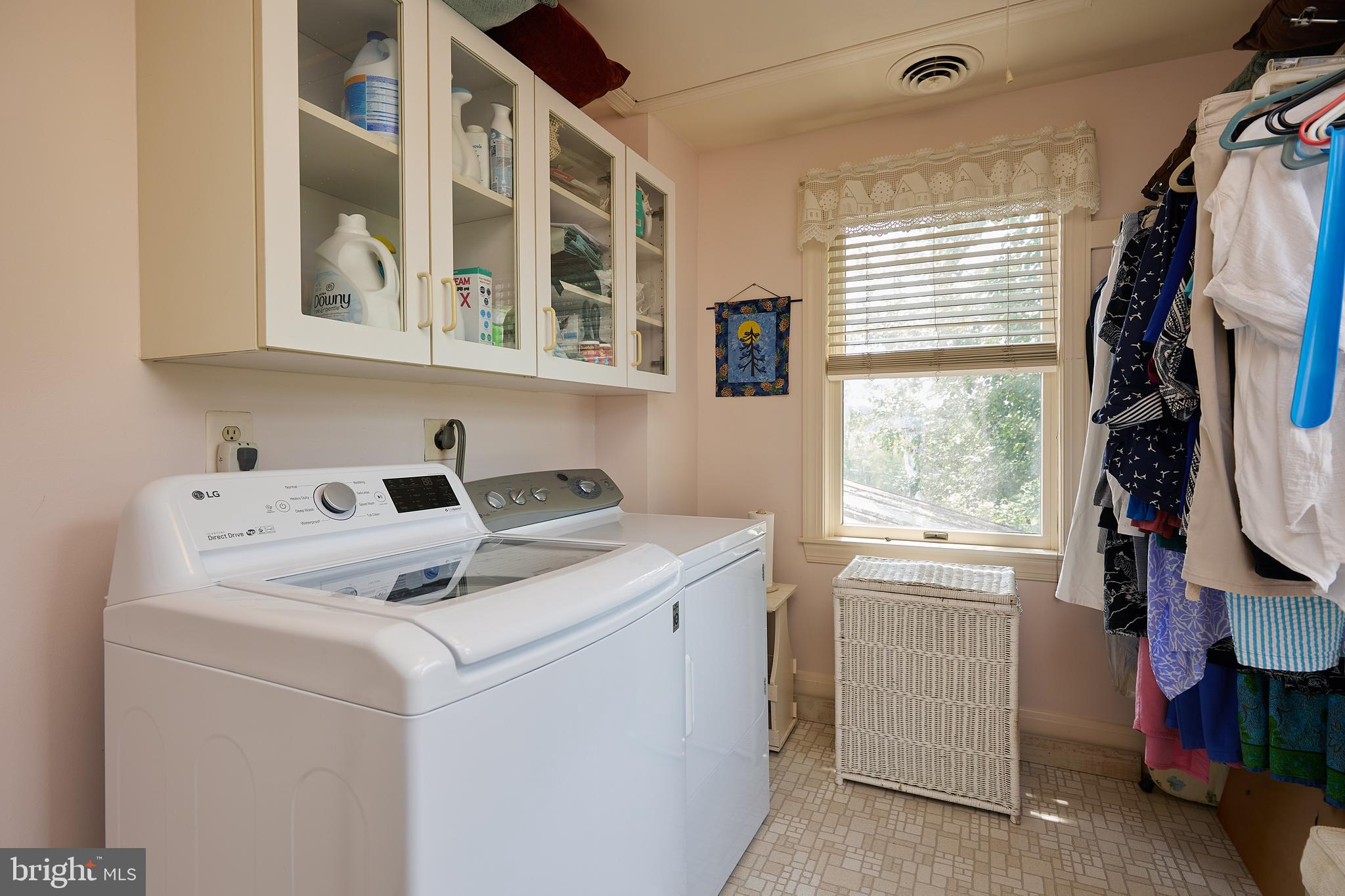 19100 Barnesville Road Barnesville, MD 20838 - Photo 45 of 70 Upper level laundry room