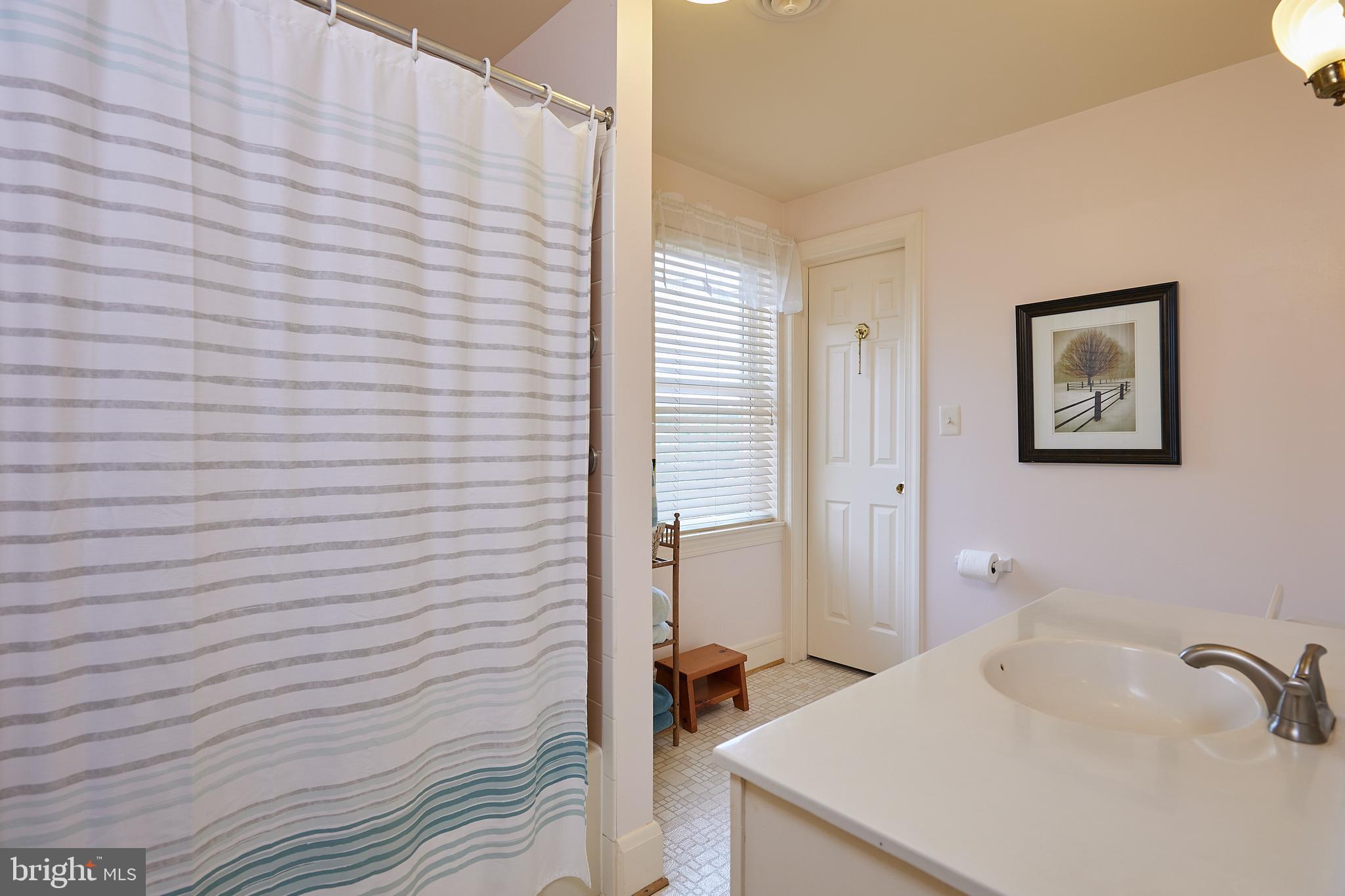 19100 Barnesville Road Barnesville, MD 20838 - Photo 46 of 70 Upper level full bathroom