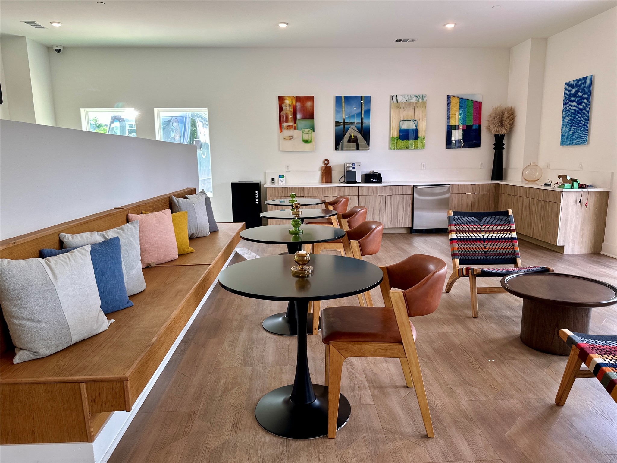 4802 South Congress Avenue, Unit 310 Austin, TX 78745 - Photo 27 of 37 Community lounge