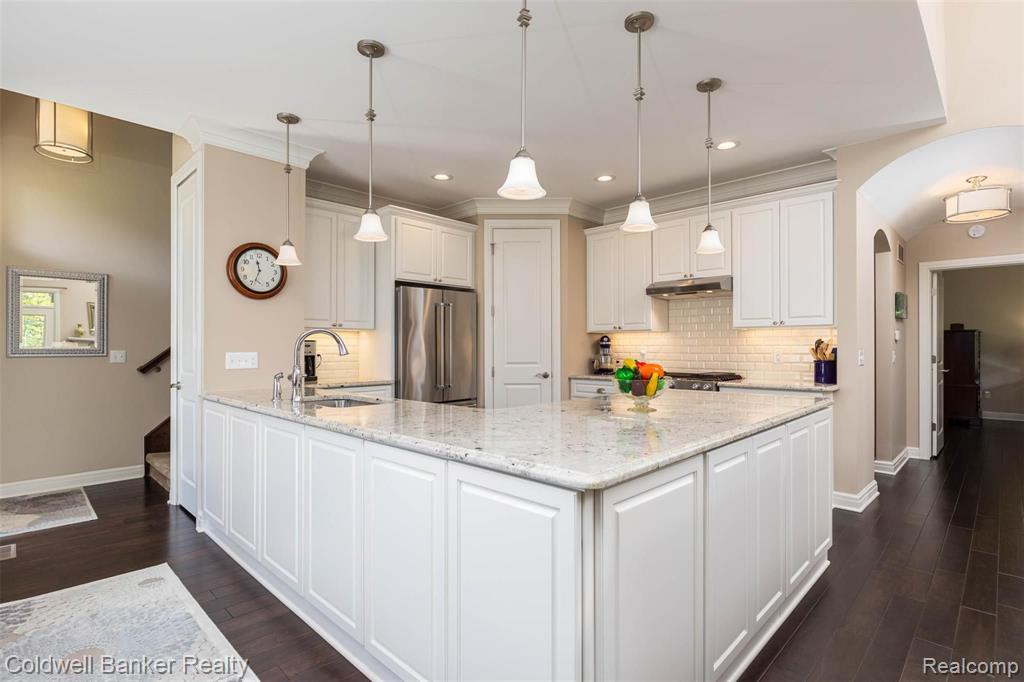 4217 Oak Arbor Crest Court Rochester, MI 48306 - Photo 8 of 39