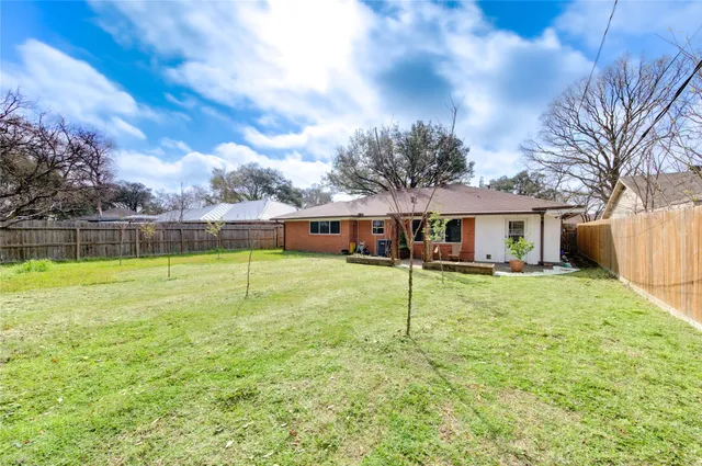 a view of a house with a backyard