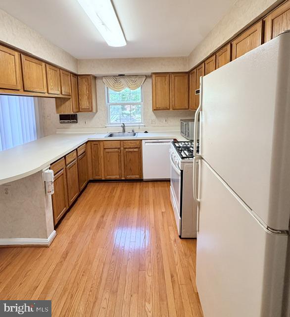 45572 Whitcomb Square Sterling, VA 20166 - Photo 7 of 32 Bright and inviting kitchen space.