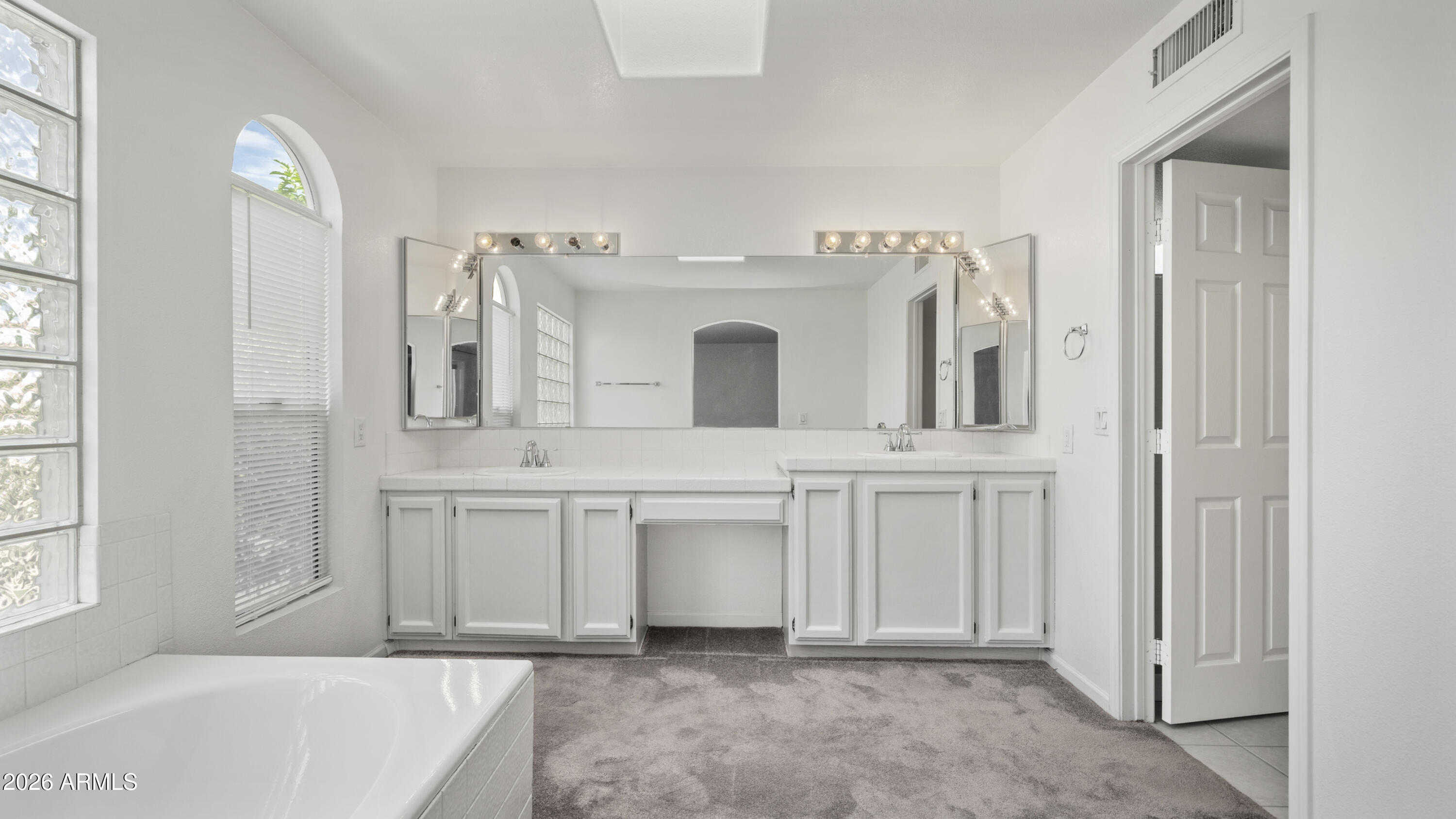 6620 West Redfield Road Glendale, AZ 85306 - Photo 11 of 33 a bathroom with a tub sink and mirror