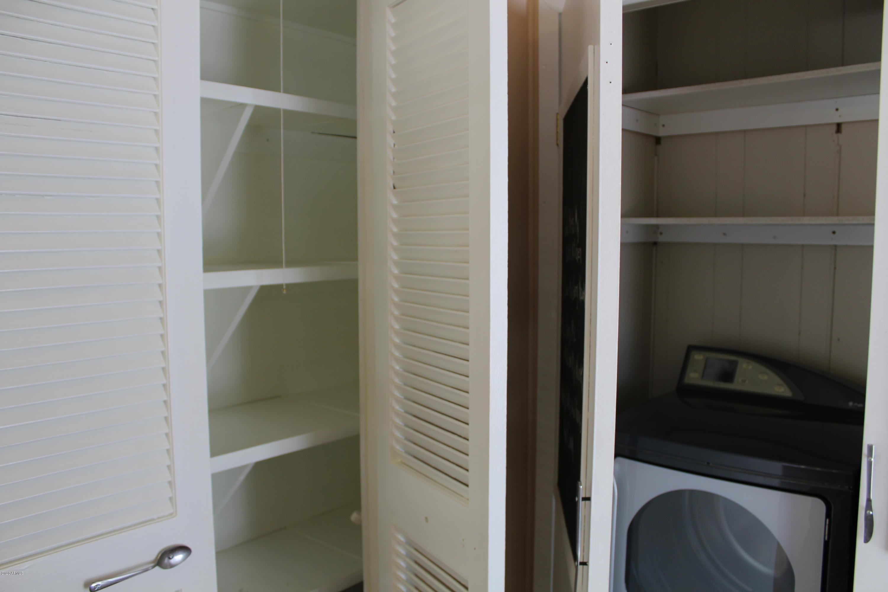 301 South Signal Butte Road, Unit 626 Apache Junction, AZ 85120 - Photo 5 of 28 a bathroom with a toilet and a sink