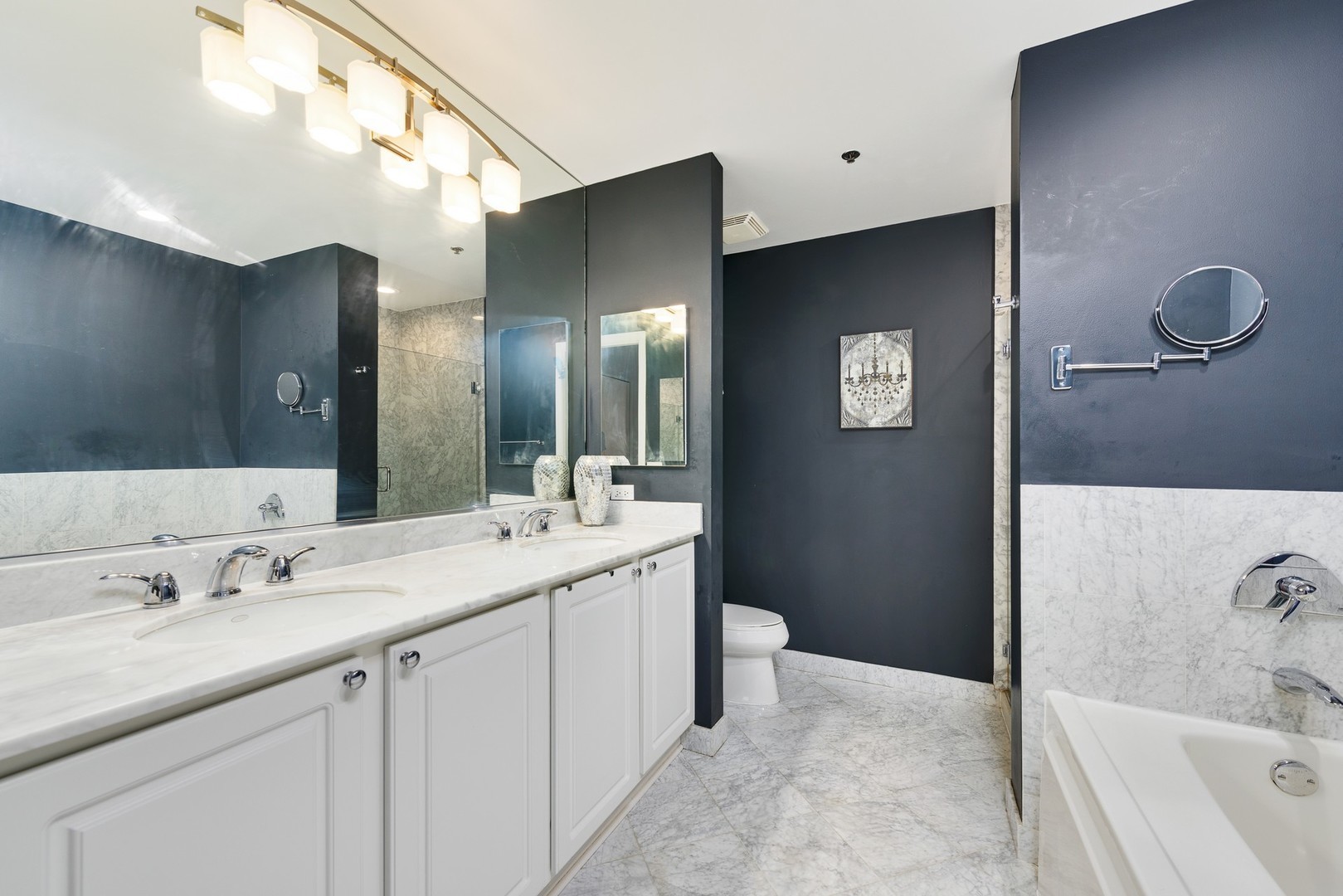 125 East 13th Street, Unit 1213 Chicago, IL 60605 - Photo 11 of 21 a bathroom with a tub a sink and mirror