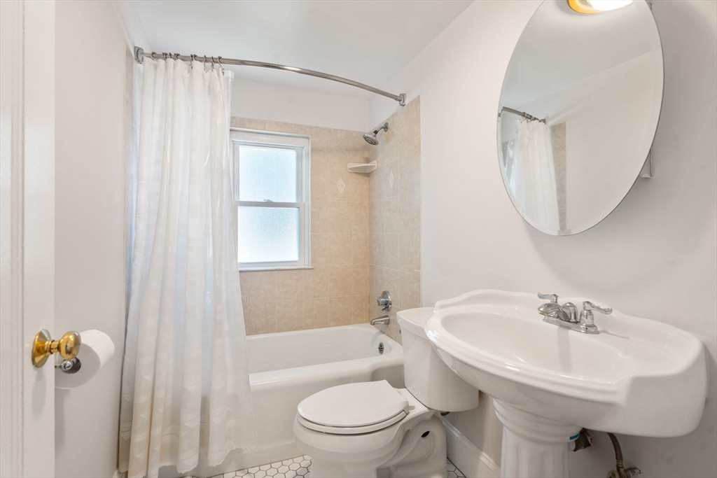 32 Grosvenor Road Waltham, MA 02453 - Photo 12 of 39