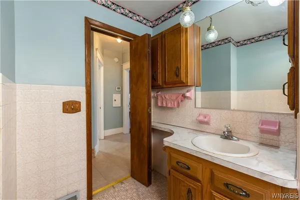 $1,700 | 237 North Park Avenue, Buffalo, NY 14216