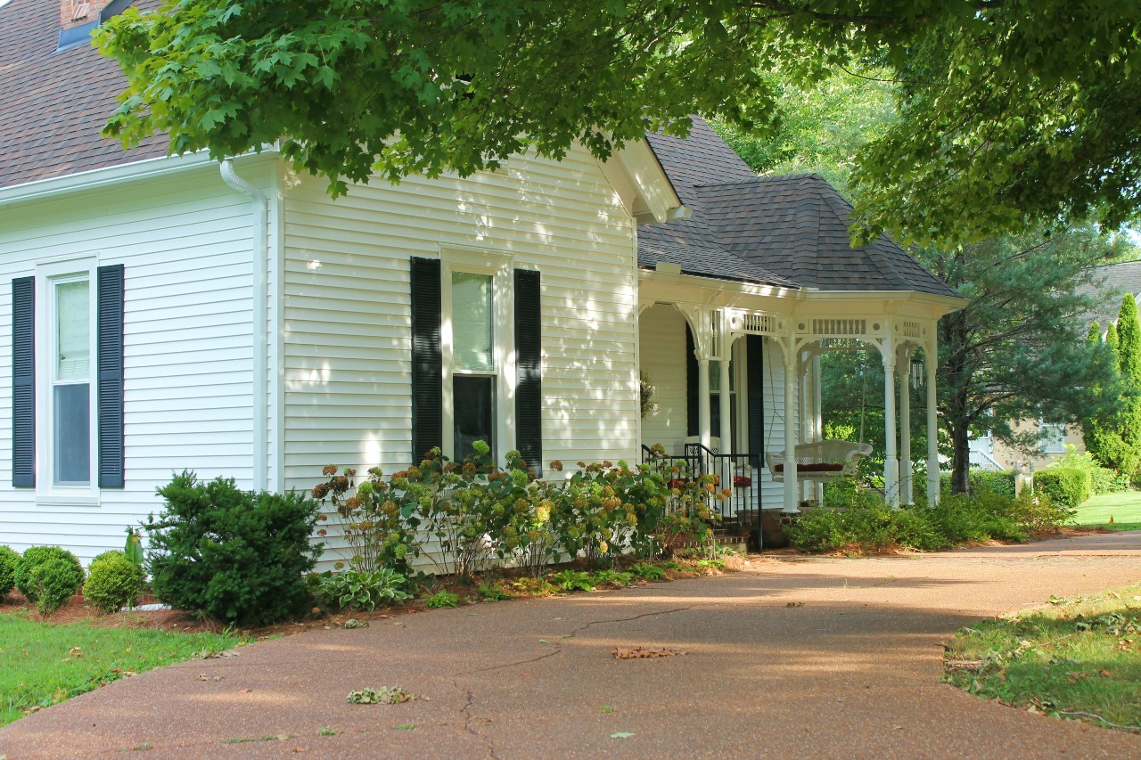 292 High Street Morrison, TN 37357 - Photo 2 of 39 front view of a house with a garden